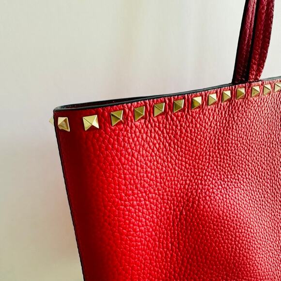 Valentino Garavani Trapeze Rockstud Shoulder Tote Red Grained Calfskin Leather - Picture 2 of 11